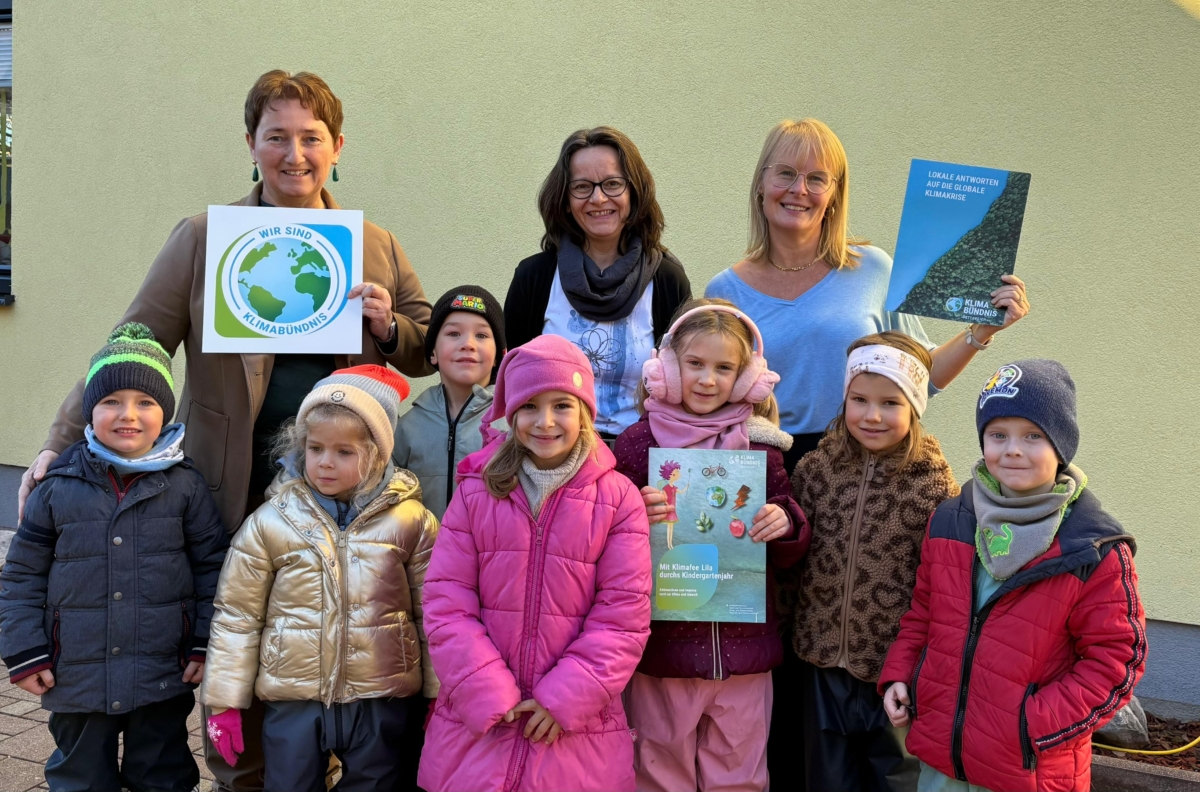 Gruppe mit Kindern und Erwachsenen des Kindergarten Lamprechtshausen Lamprechtshausen