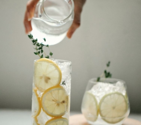 Glas Wasser mit Zitrone und Thymian