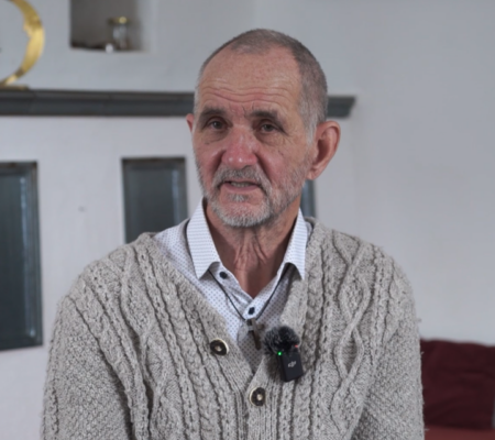 Andreas sitzt in der Stube des Kirchenheims für das Interview