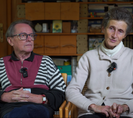 Walter und Elke sitzen in ihrem Wohnzimmer für das Interview