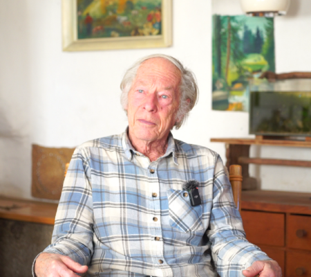 Werner sitzt in seiner Stube für das Interview