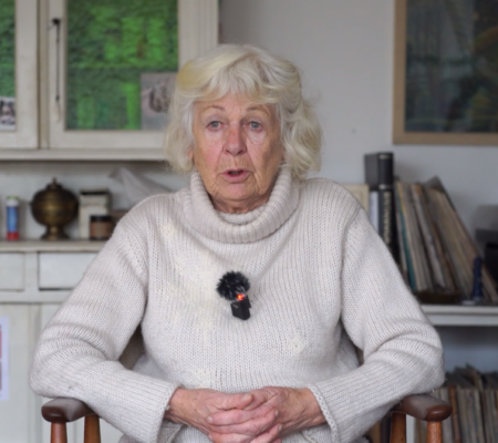 Jutta sitzt in ihrem Wohnzimmer für das Interview