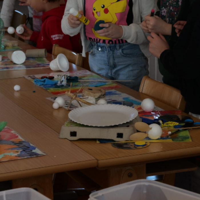 Kinder Hände beim Basteln