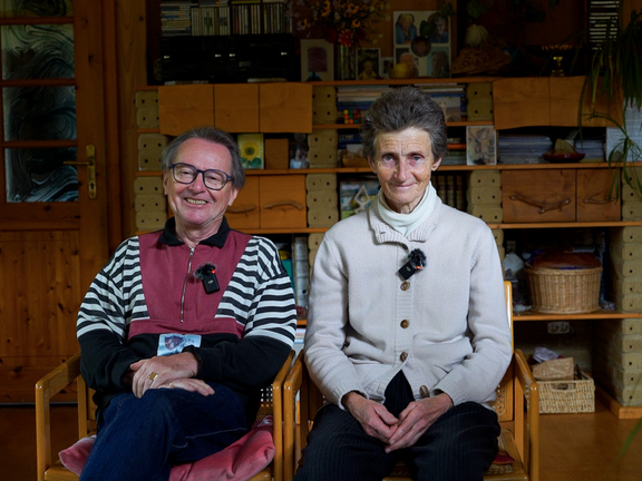 Ein Mann und eine Frau sitzen auf zwei Sesseln in Ihrem Wohnzimmer.