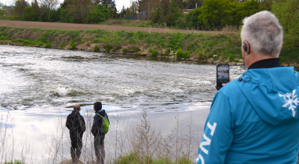 Teilnehmender macht ein Foto des Hochwasserparks