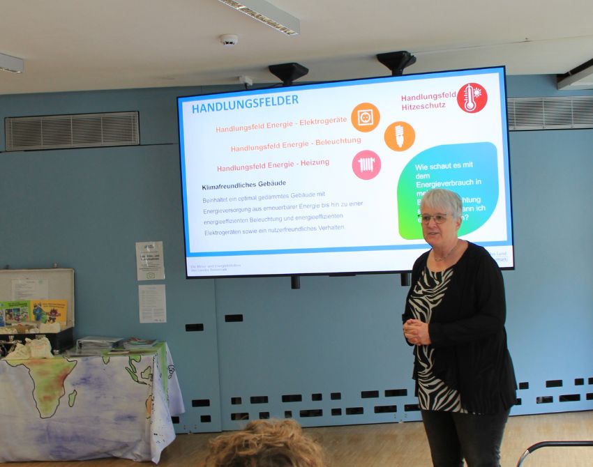 Vortragende präsentiert Handlungsfelder in der Bildungseinrichtung