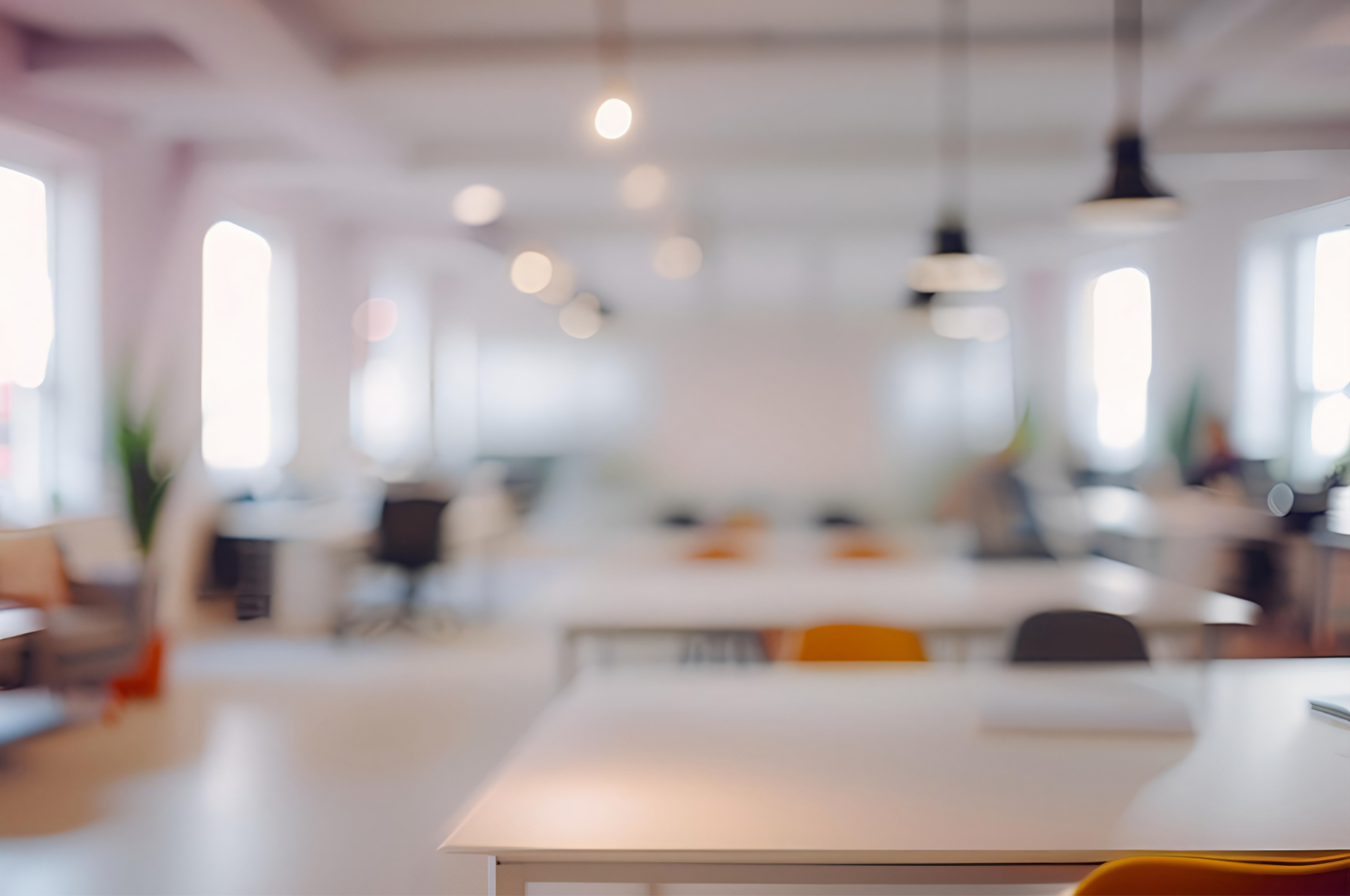 nicht fokussiertes Bild eines Raumes mit Tischen und Stühlen