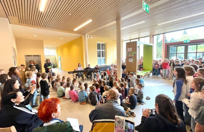 Kinder und Erwachsene wohnen interessiert der Eröffnung der Mobilitätswoche bei