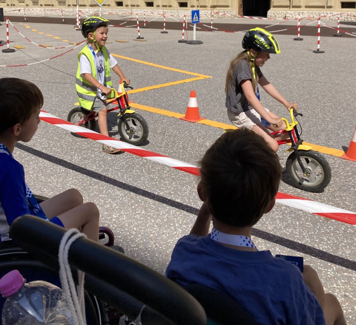 2 Kinder auf Fahrradparcours