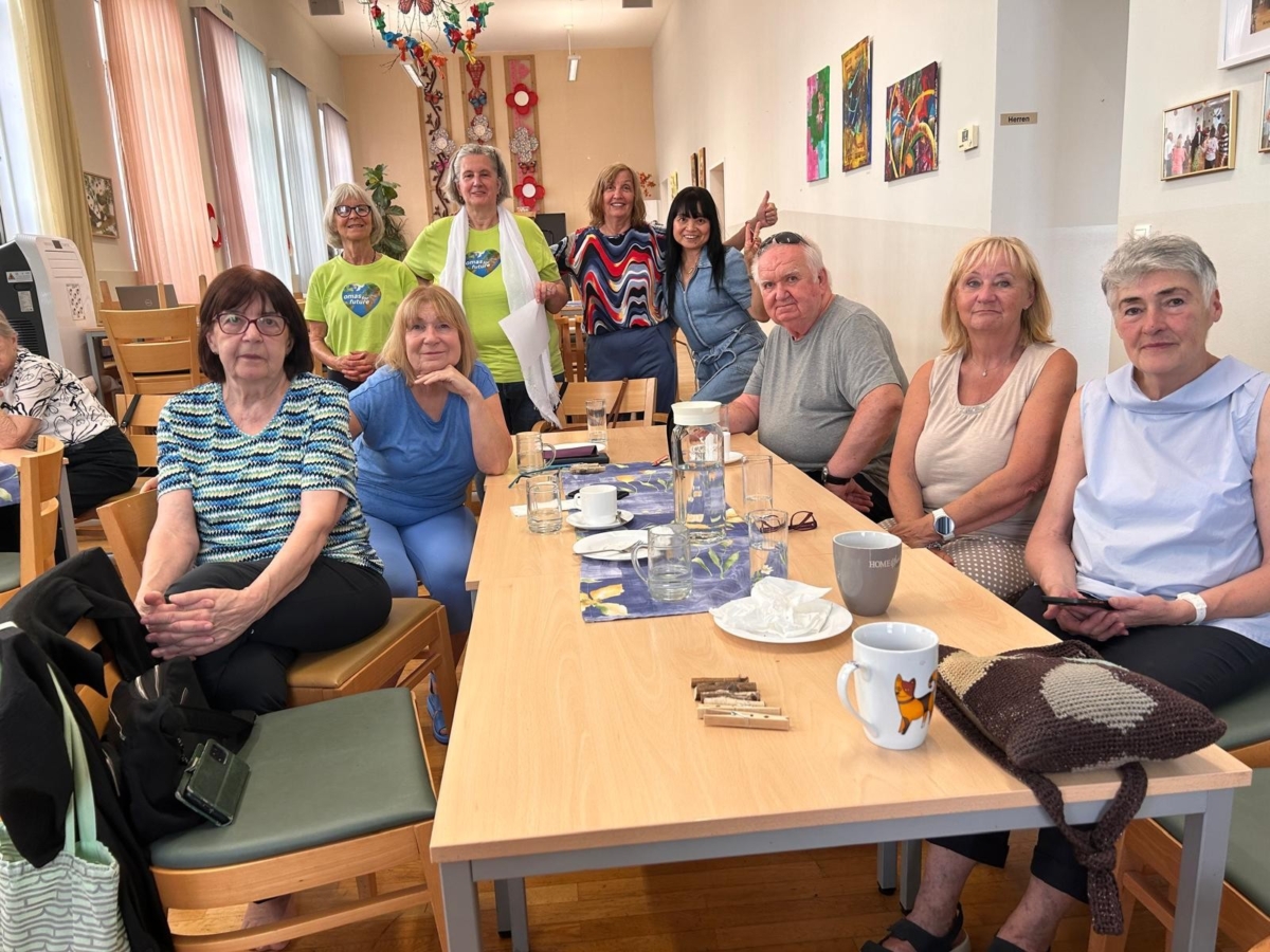 Senior:innen sitzen an einem Tisch